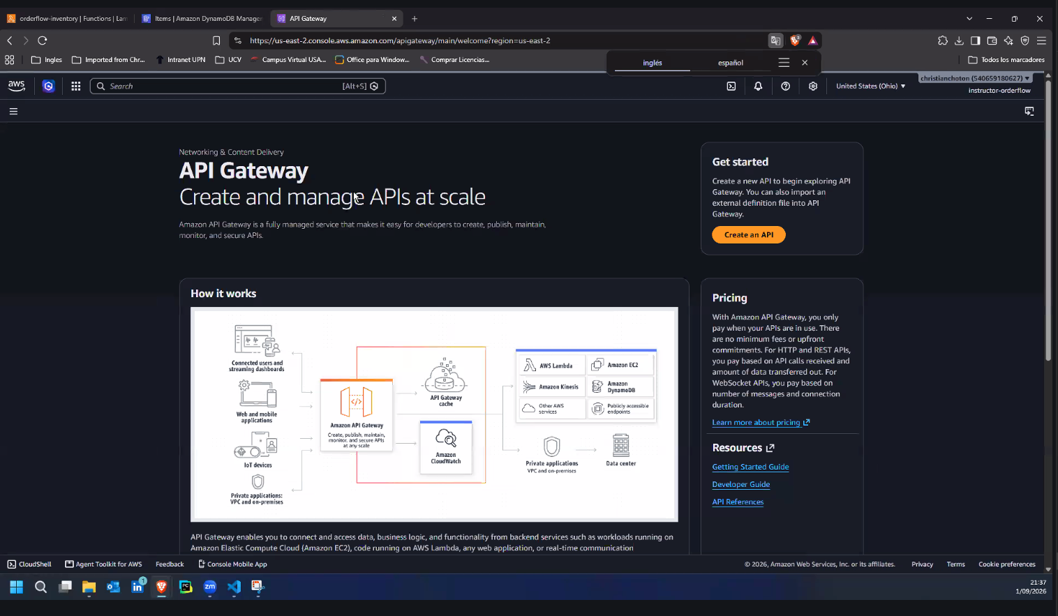 Página de bienvenida del servicio API Gateway en la consola de AWS, con el botón naranja "Create an API" y el diagrama "How it works" (clientes → Amazon API Gateway → AWS Lambda / DynamoDB / otros servicios)