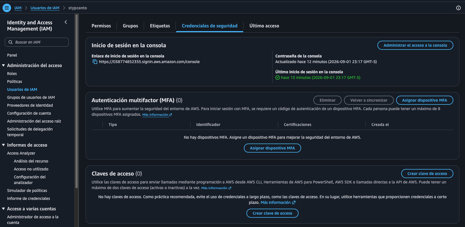 Pestaña "Credenciales de seguridad" del usuario stypcanto: Inicio de sesión en la consola (contraseña actualizada hace 12 minutos, último inicio de sesión hace 13 minutos), Autenticación multifactor (MFA) (0) sin dispositivos, y Claves de acceso (0) con el botón "Crear clave de acceso"
