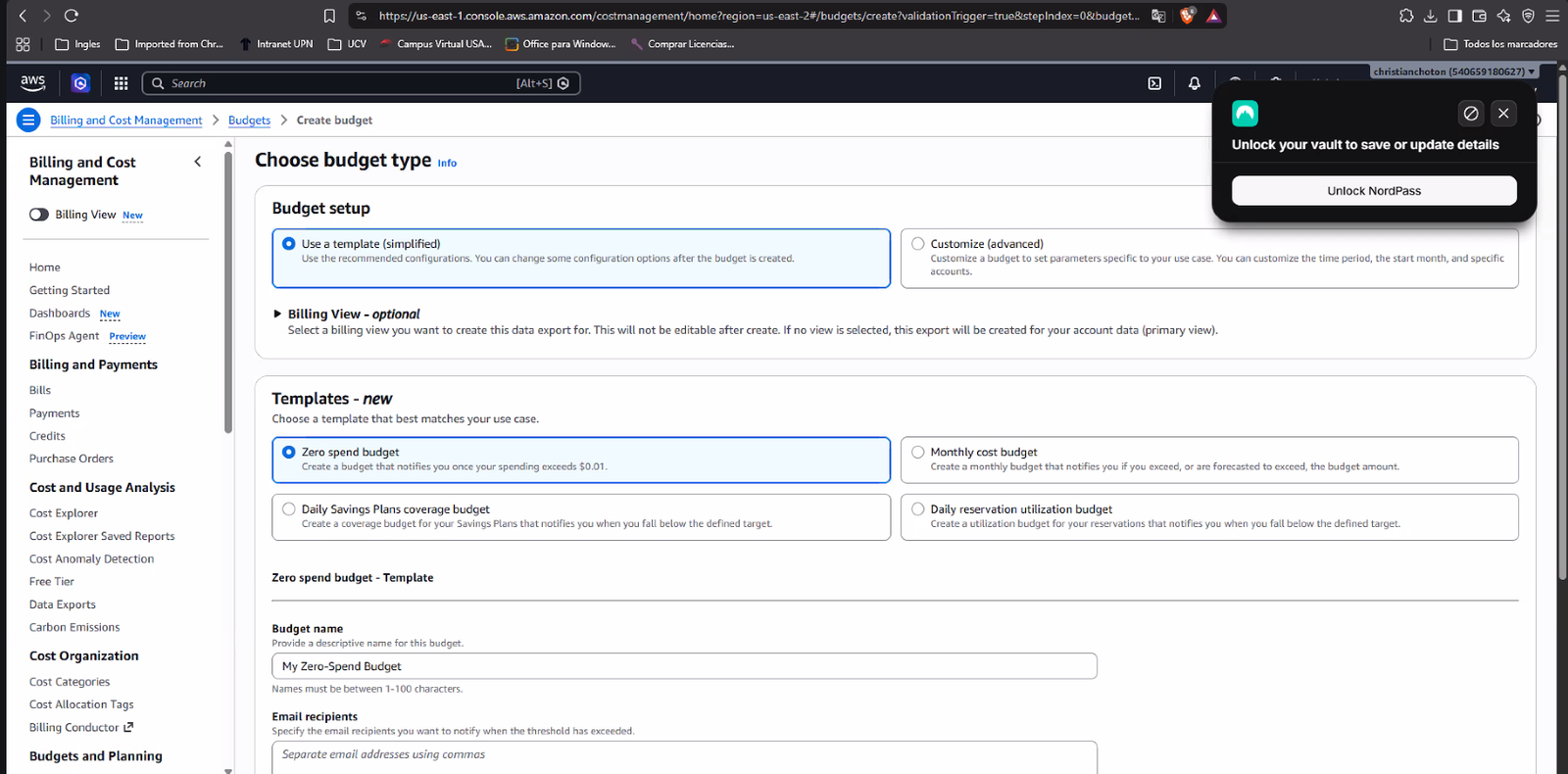 Consola de AWS Billing and Cost Management, pantalla "Create budget" con el panel "Choose budget type": Budget setup en "Use a template (simplified)" y, dentro de Templates, el template "Zero spend budget" seleccionado ("Create a budget that notifies you once your spending exceeds $0.01"), con el campo Budget name "My Zero-Spend Budget" y el campo Email recipients vacío