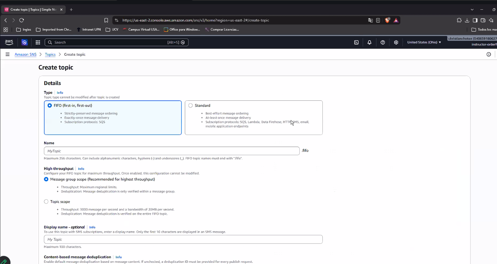 Formulario "Create topic" de Amazon SNS con la opción de tipo FIFO (first-in, first-out) resaltada — orden estrictamente preservada, entrega exactly-once, solo soporta SQS como protocolo de suscripción — junto a la opción Standard sin seleccionar; abajo, el campo Name con placeholder "MyTopic" y sufijo ".fifo" obligatorio para topics FIFO