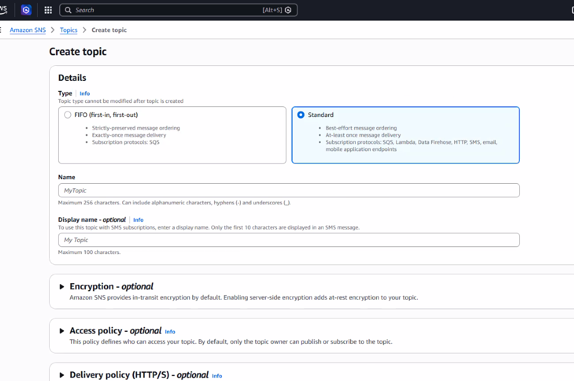 Mismo formulario "Create topic" con Standard ahora seleccionado — orden best-effort, entrega at-least-once, soporta SQS, Lambda, Data Firehose, HTTP/S, SMS, email y endpoints de aplicaciones móviles como protocolos de suscripción — y los campos Name y Display name (opcional) debajo, más las secciones plegables Encryption, Access policy y Delivery policy (HTTP/S)