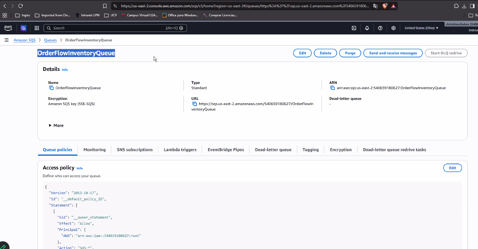 Consola de Amazon SQS mostrando la cola OrderFlowInventoryQueue ya creada, con sus Details: Type Standard, Encryption Amazon SQS key (SSE-SQS), ARN arn:aws:sqs:us-east-2:540659180627:OrderFlowInventoryQueue, URL https://sqs.us-east-2.amazonaws.com/540659180627/OrderFlowInventoryQueue, y las pestañas Queue policies, Monitoring, SNS subscriptions, Lambda triggers, EventBridge Pipes, Dead-letter queue, Tagging, Encryption, con el JSON del Access policy por defecto visible abajo