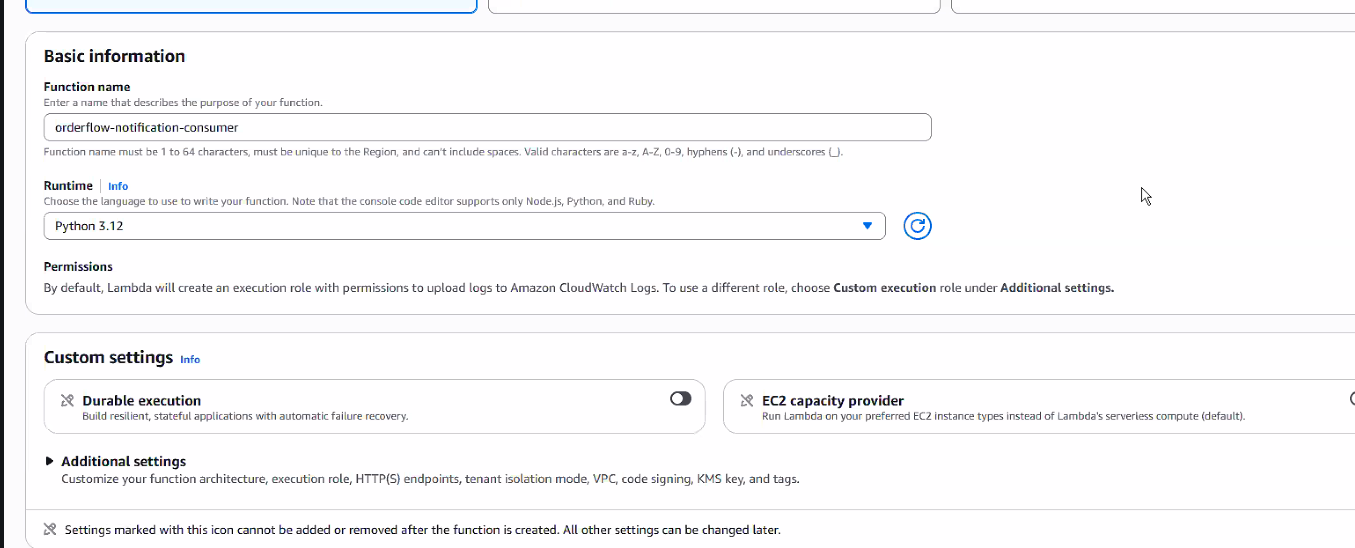 Formulario "Create function" con Function name "orderflow-notification-consumer", Runtime Python 3.12, Permissions con el rol de ejecución por defecto, y la sección Custom settings (Durable execution y EC2 capacity provider apagados) antes de crear la función