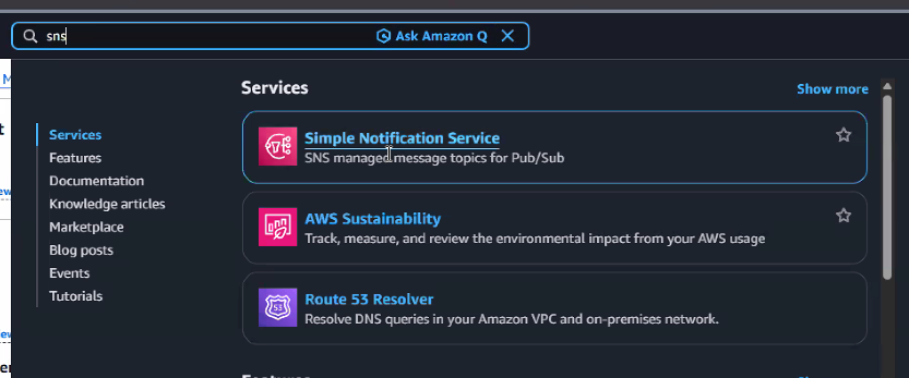 Buscador de la consola de AWS con "sns" tipeado, mostrando el resultado "Simple Notification Service — SNS managed message topics for Pub/Sub" resaltado entre los servicios sugeridos