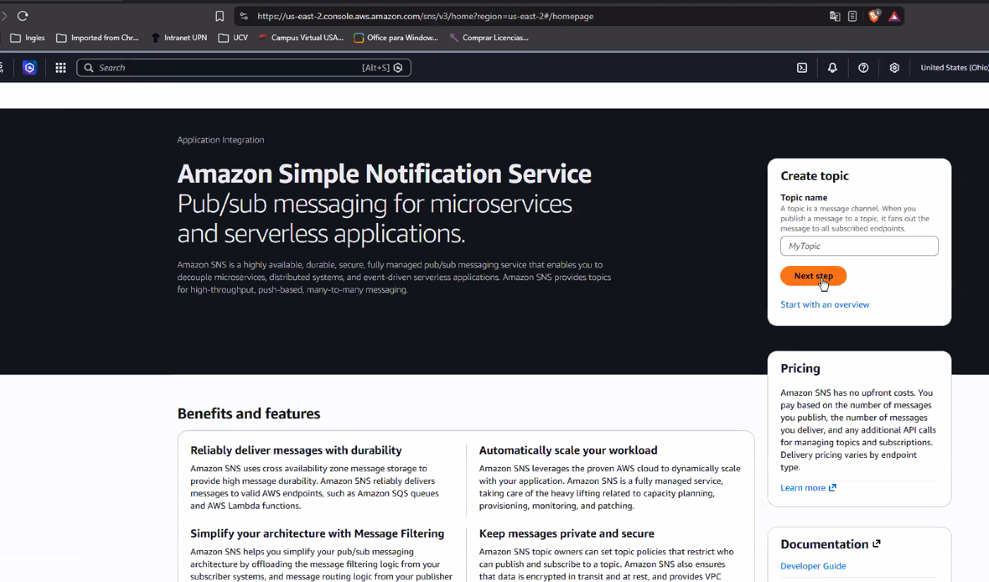 Página de inicio de Amazon SNS ("Pub/sub messaging for microservices and serverless applications") con el panel lateral "Create topic": campo Topic name con placeholder "MyTopic" y botón "Next step"