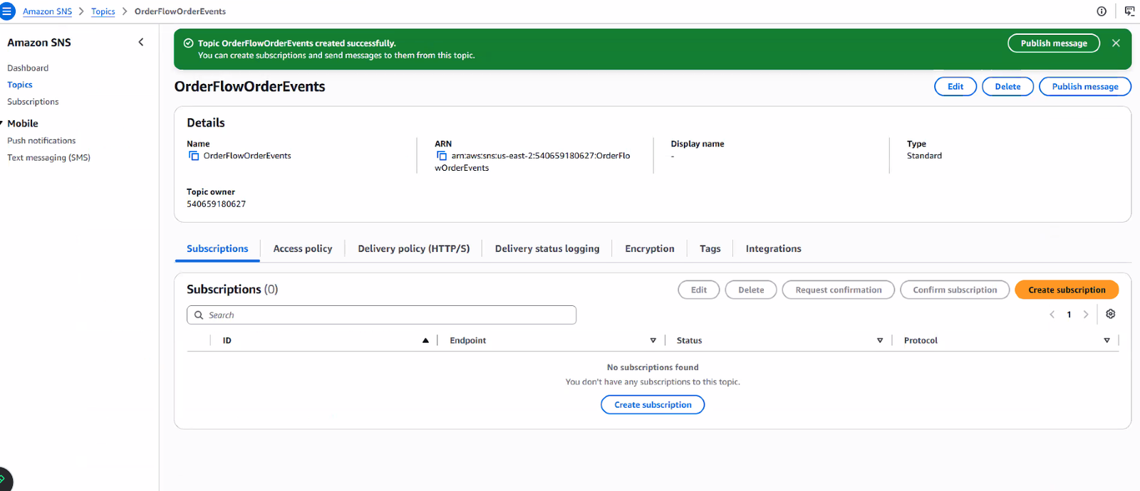 Consola de Amazon SNS confirmando "Topic OrderFlowOrderEvents created successfully" con los detalles del topic: Name OrderFlowOrderEvents, ARN arn:aws:sns:us-east-2:540659180627:OrderFlowOrderEvents, Type Standard, Topic owner 540659180627, y la pestaña Subscriptions (0) vacía con el botón "Create subscription"