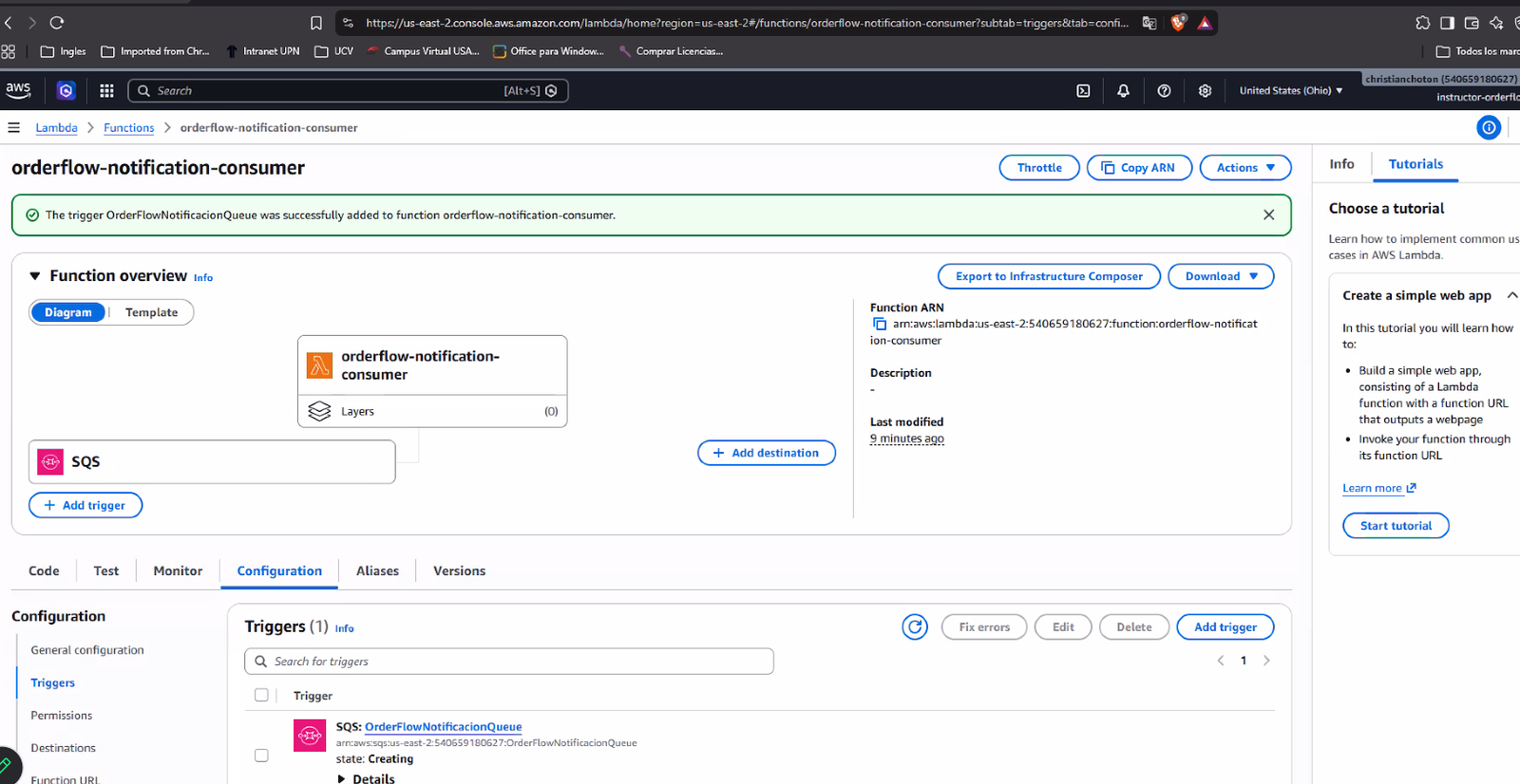 Banner verde "The trigger OrderFlowNotificacionQueue was successfully added to function orderflow-notification-consumer", con el diagrama Function overview mostrando el nodo SQS conectado, y la pestaña Triggers (1) listando SQS: OrderFlowNotificacionQueue con state "Creating"